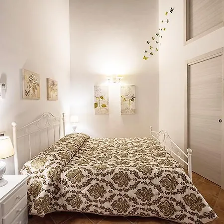 Oda ve Kahvaltı Butterfly-salerno Centro 2*